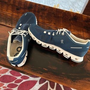 On Cloud 5 blue tennis shoes - like new